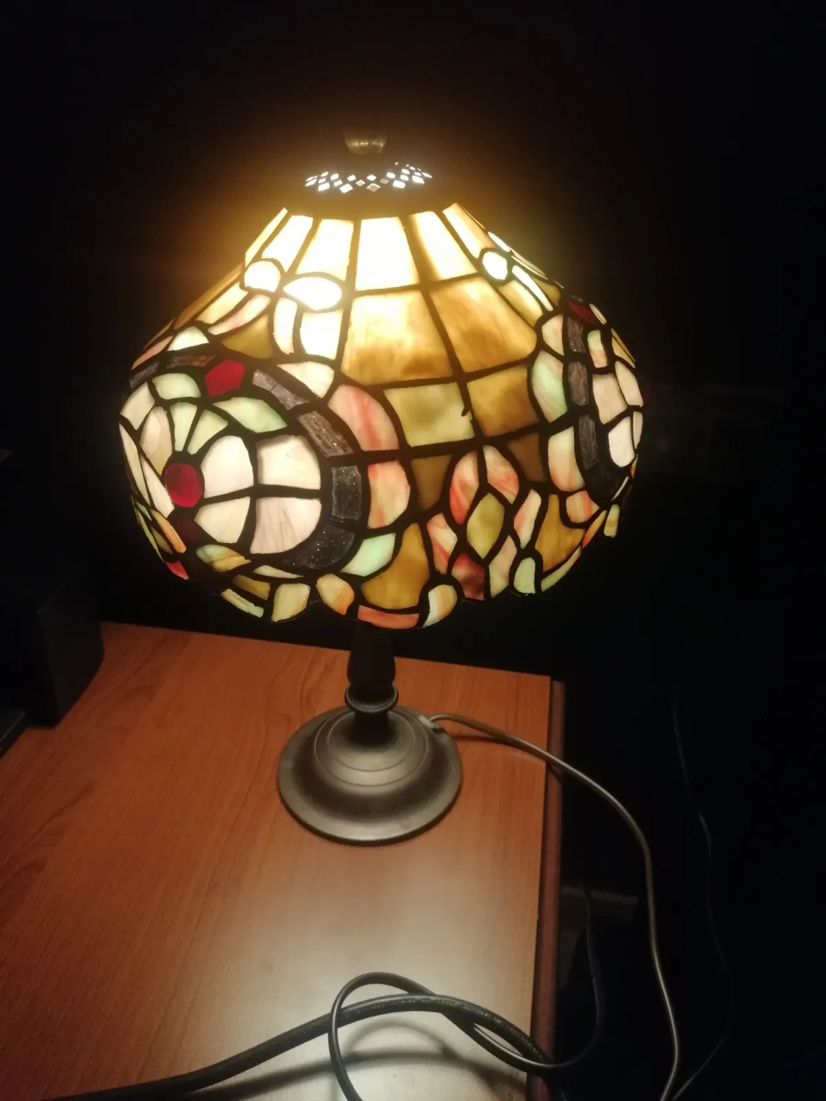 Piękna witrażowa lampa, mosiężna noga.