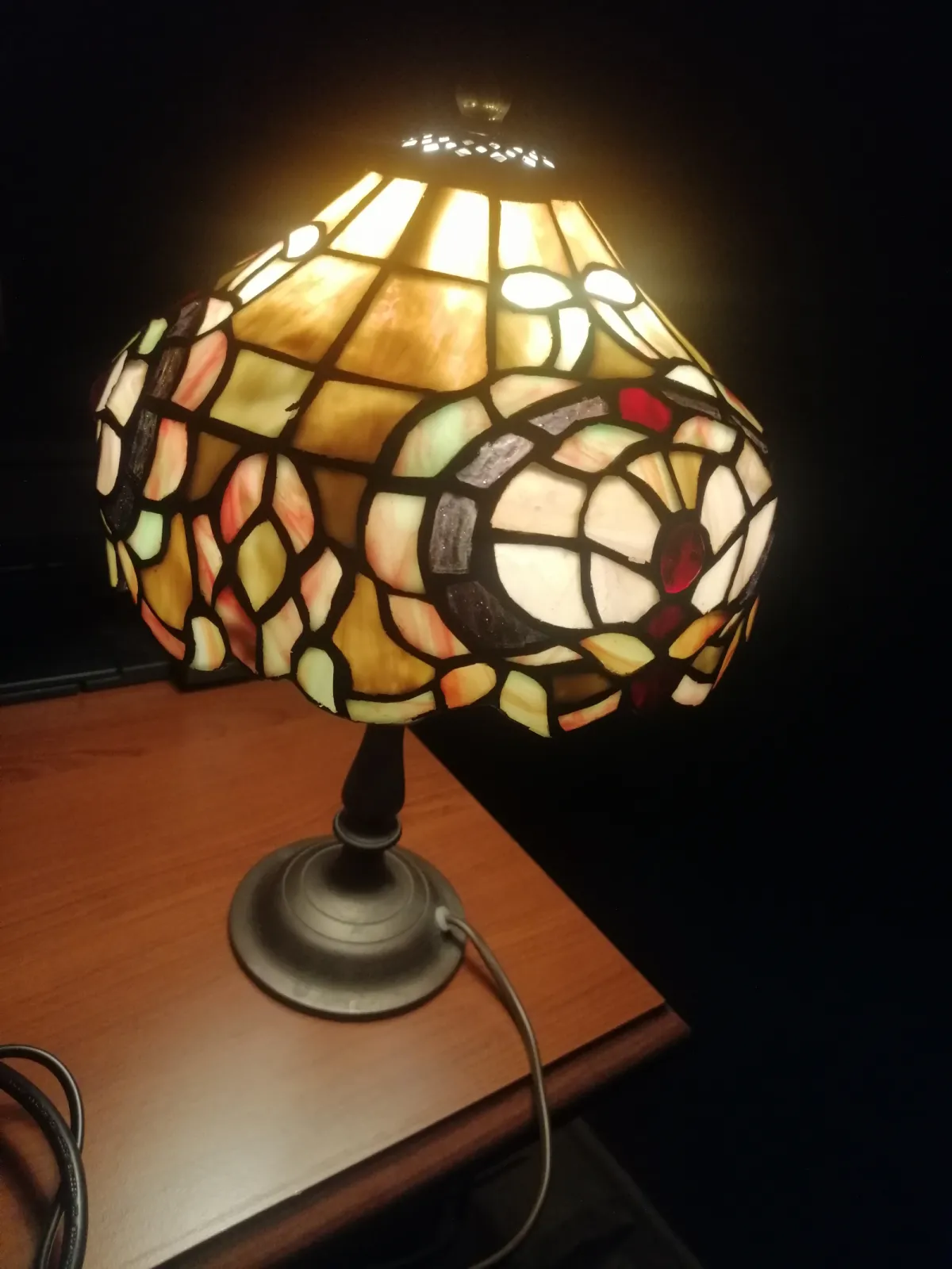 Piękna witrażowa lampa, mosiężna noga.