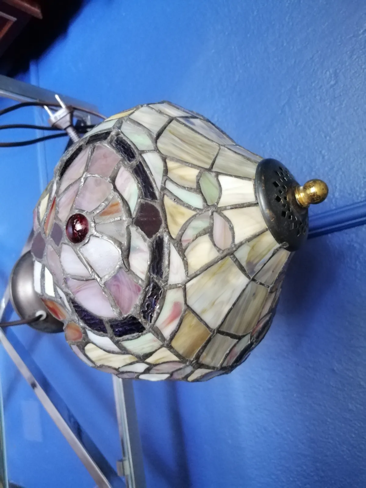 Piękna witrażowa lampa, mosiężna noga.