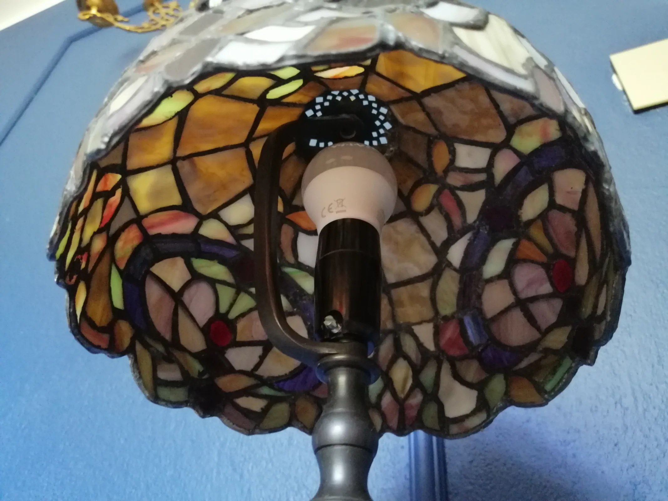 Piękna witrażowa lampa, mosiężna noga.