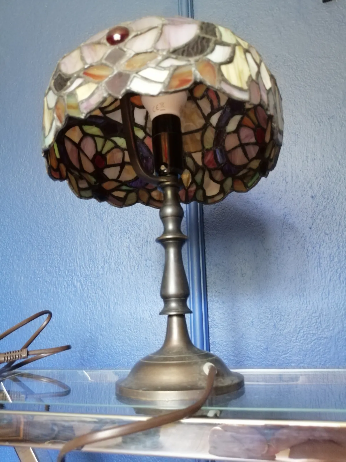 Piękna witrażowa lampa, mosiężna noga.