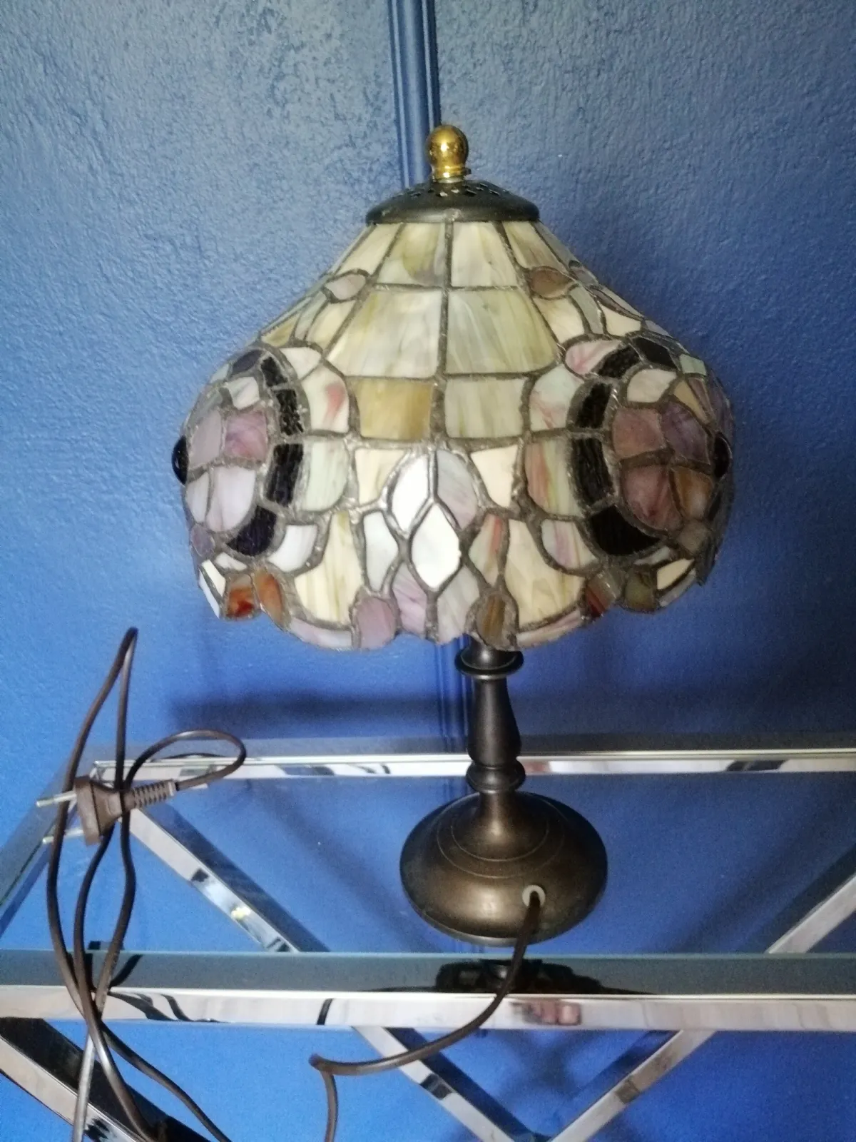 Piękna witrażowa lampa, mosiężna noga.