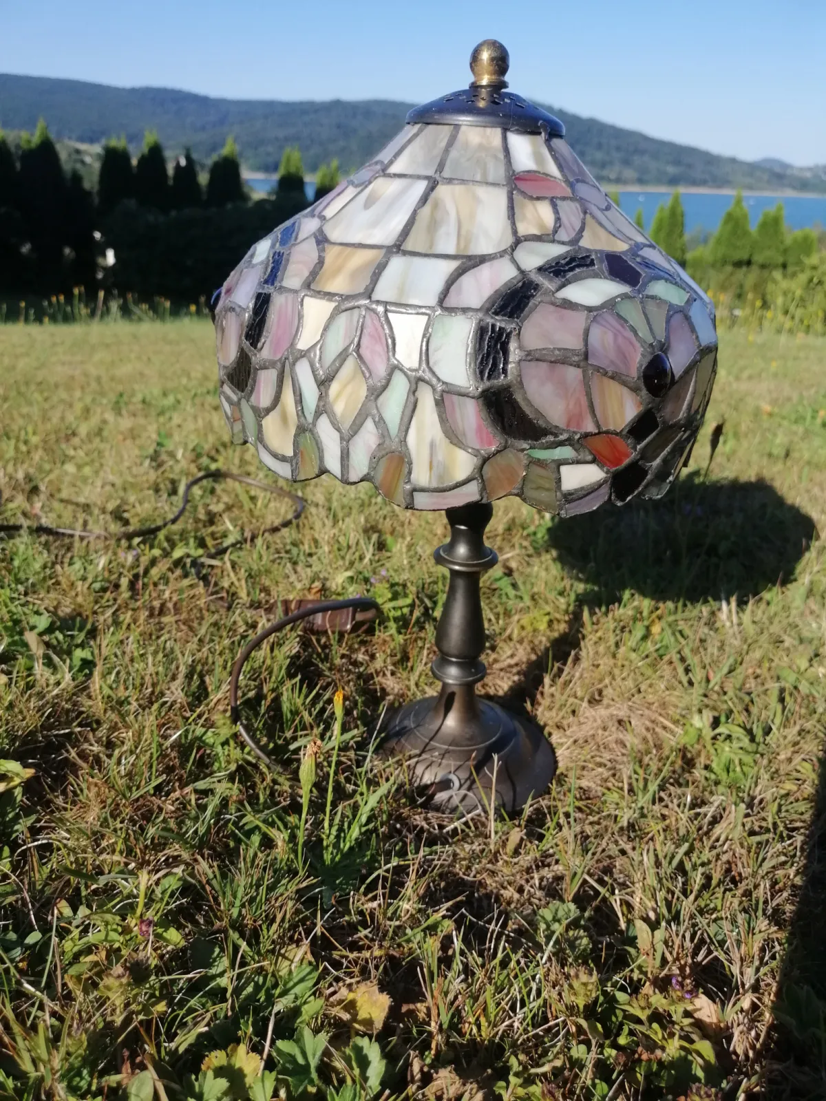 Piękna witrażowa lampa, mosiężna noga.