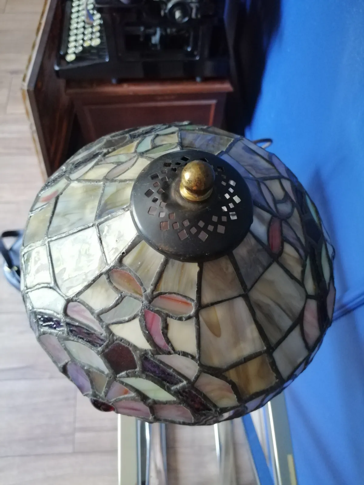 Piękna witrażowa lampa, mosiężna noga.