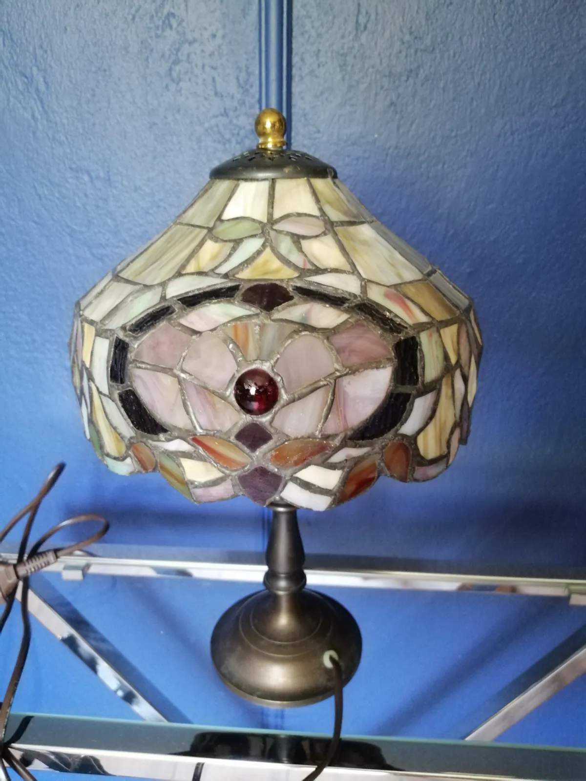 Piękna witrażowa lampa, mosiężna noga.