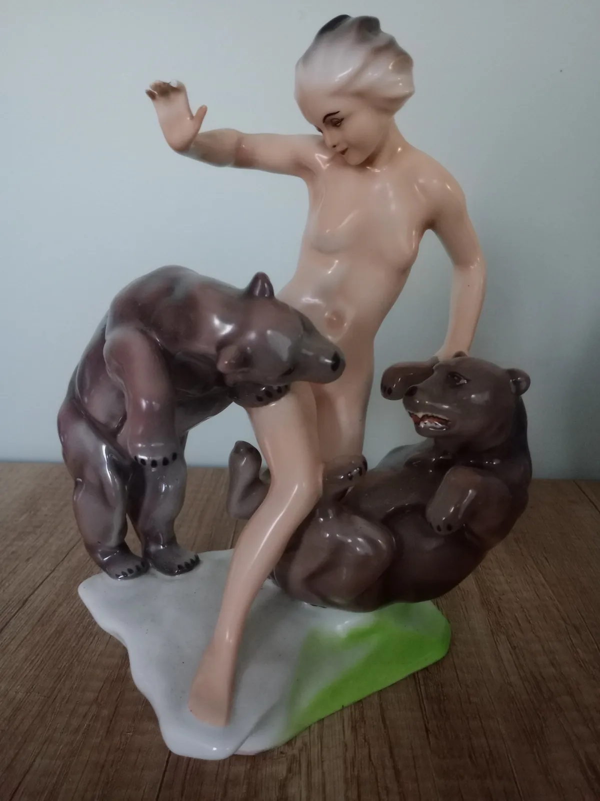 Naga dziewczyna z dwoma niedźwiadkami