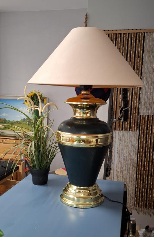 Duża lampa stołowa-elegancki styl