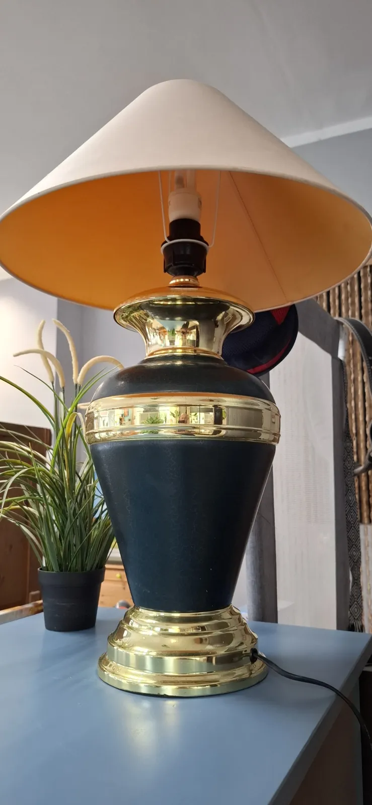 Duża lampa stołowa-elegancki styl