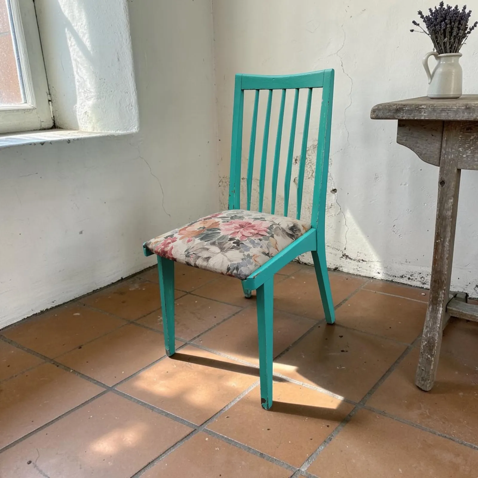 Krzesło vintage w stylu śródziemnomorskim