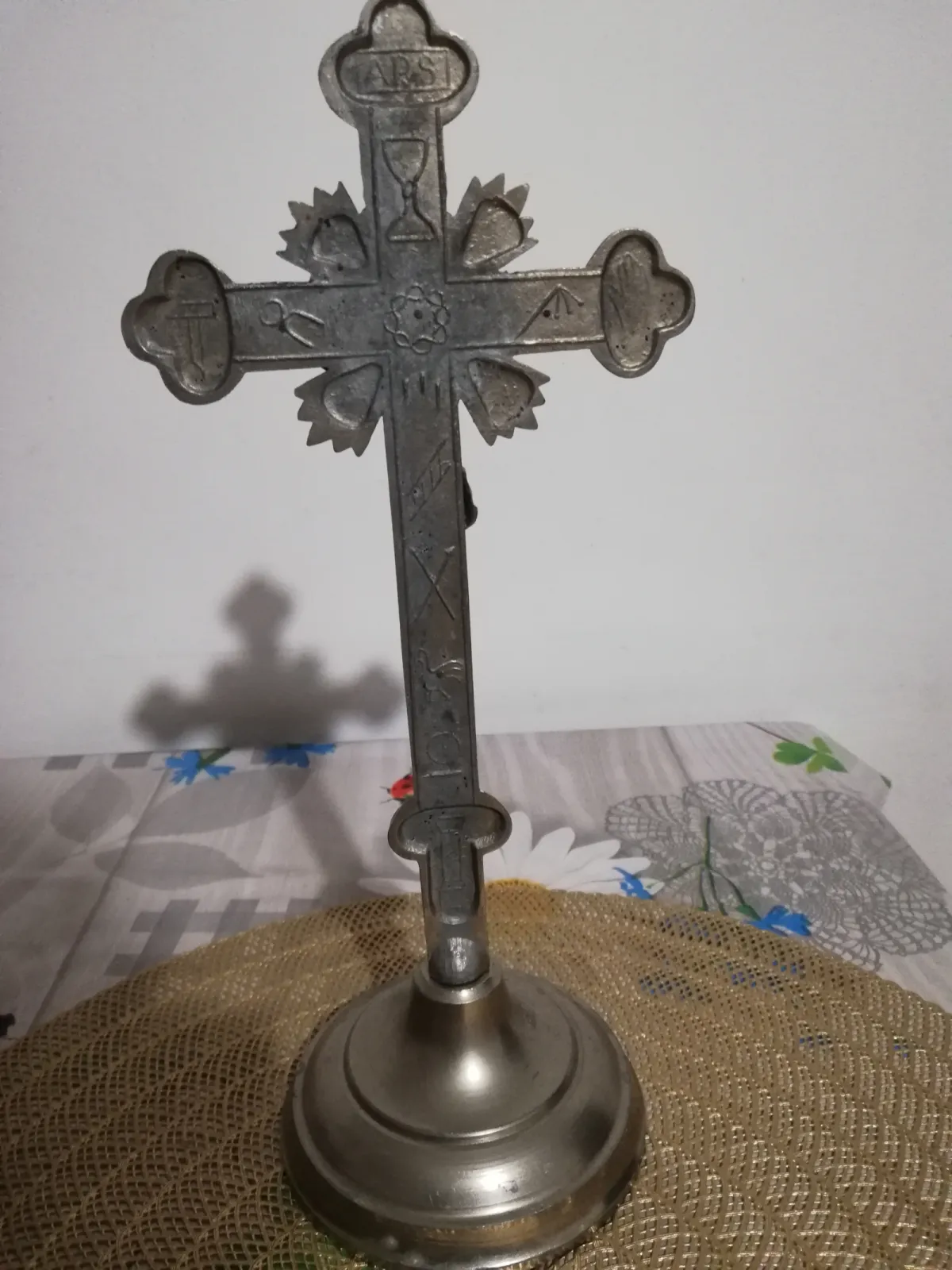 Stary krucyfiks stojący ARS Christiana PRL 29 cm metal drewno
