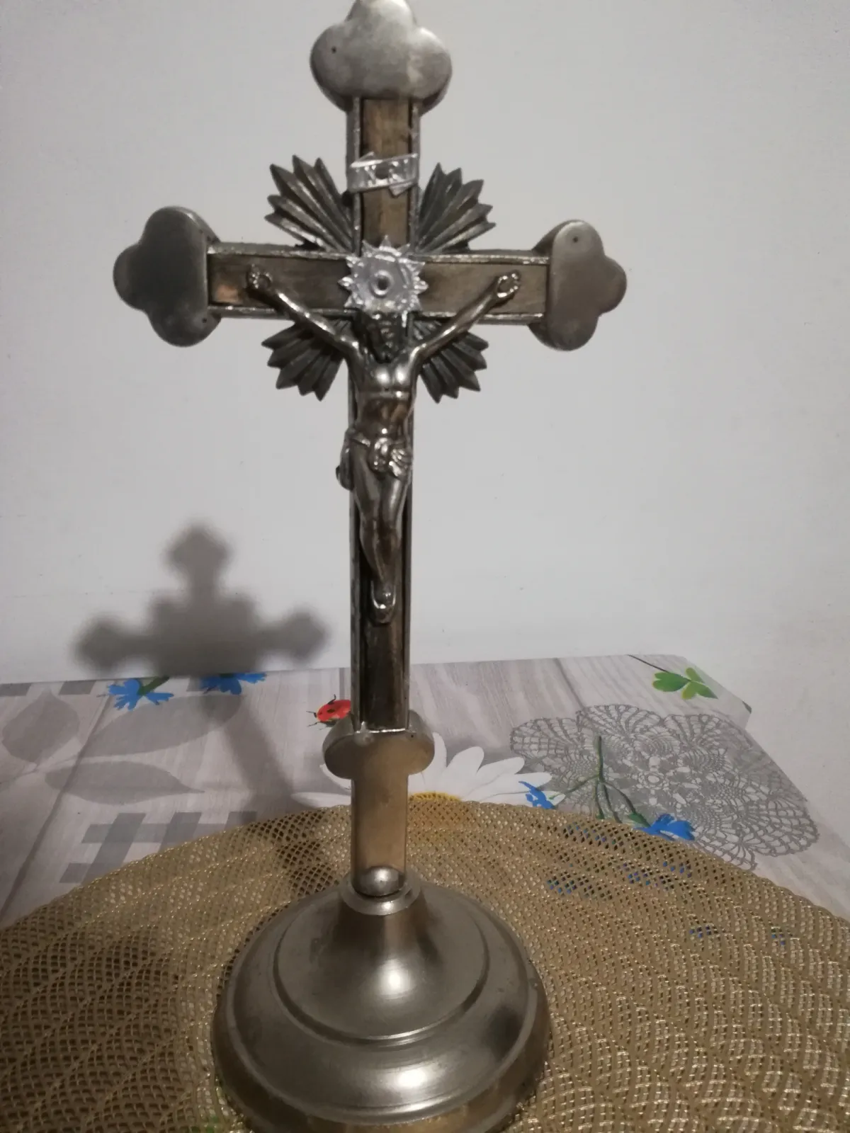 Stary krucyfiks stojący ARS Christiana PRL 29 cm metal drewno