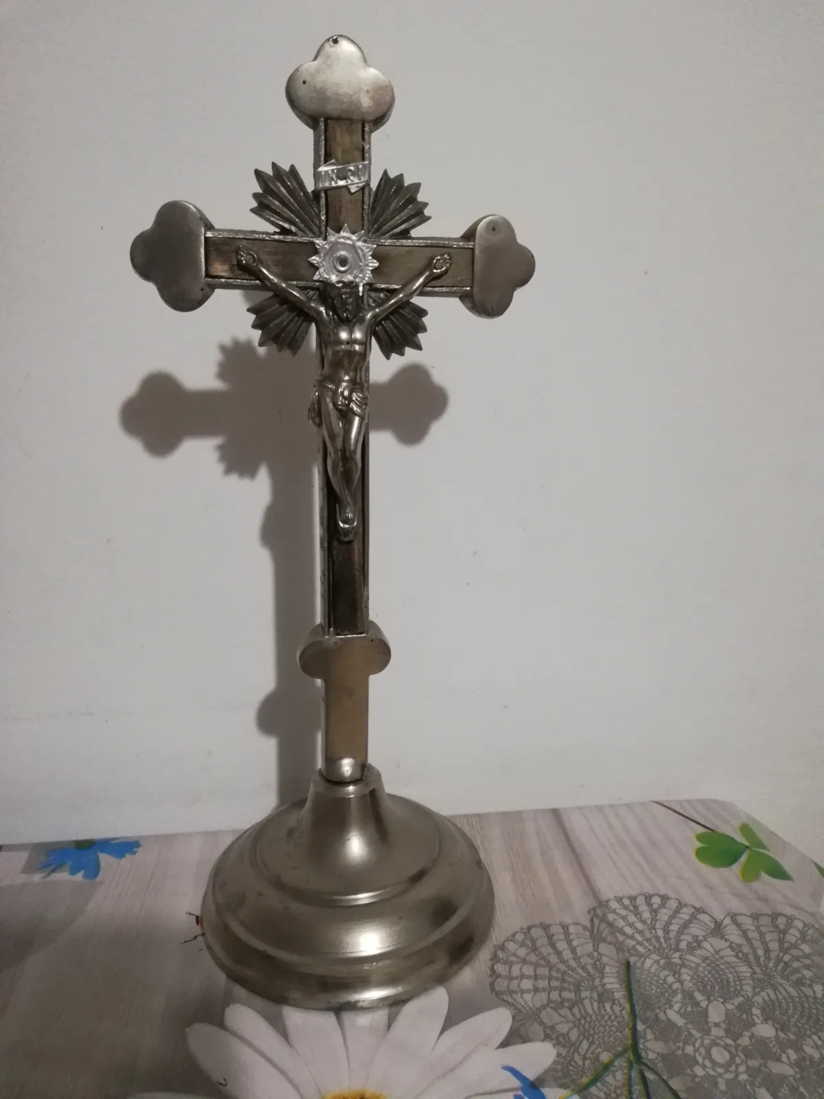 Stary krucyfiks stojący ARS Christiana PRL 29 cm metal drewno