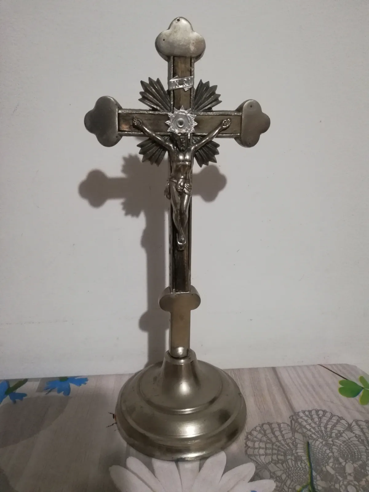 Stary krucyfiks stojący ARS Christiana PRL 29 cm metal drewno