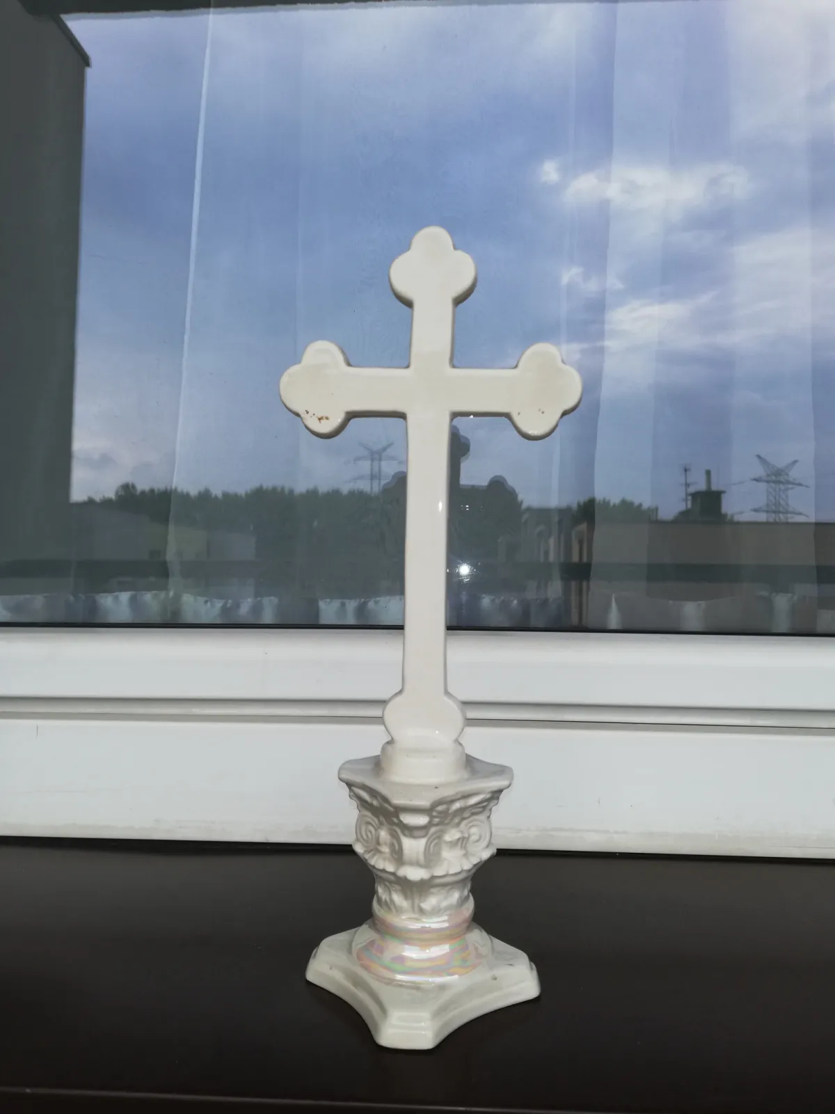 Stary stojący krucyfiks porcelanowy 28 cm – złocenia, XX wiek