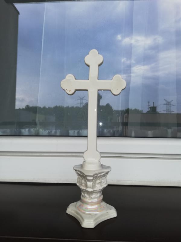 Stary stojący krucyfiks porcelanowy 28 cm – złocenia, XX wiek