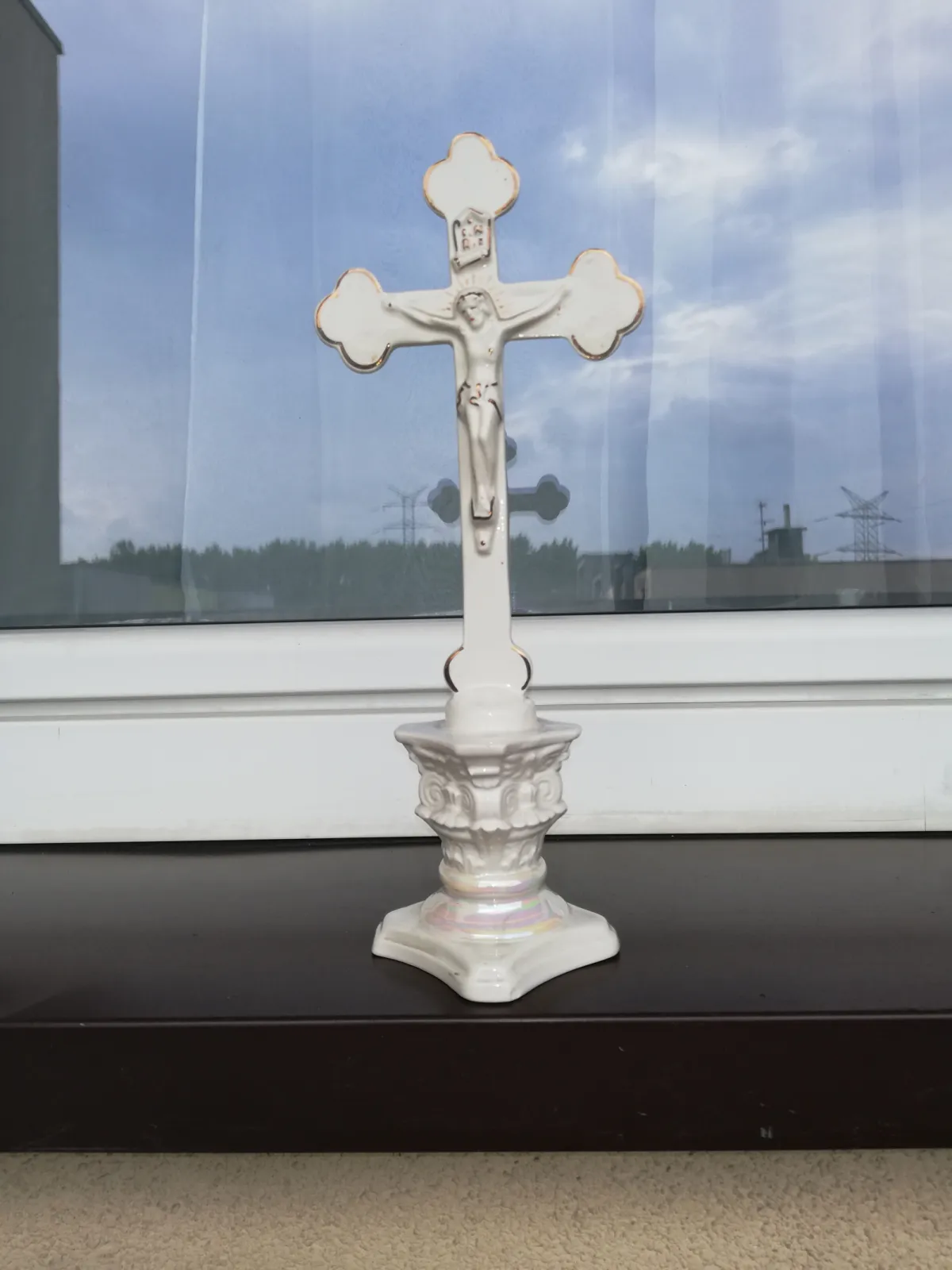 Stary stojący krucyfiks porcelanowy 28 cm – złocenia, XX wiek