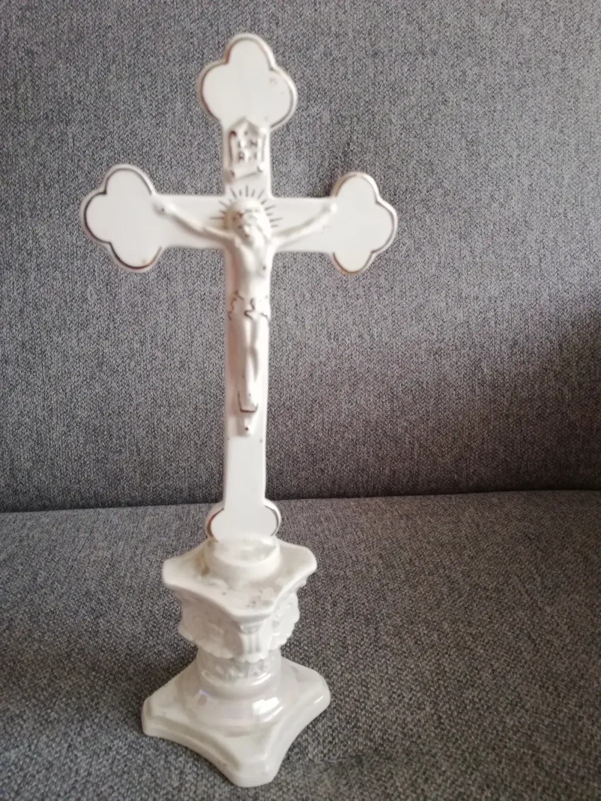 Stary stojący krucyfiks porcelanowy 28 cm – złocenia, XX wiek