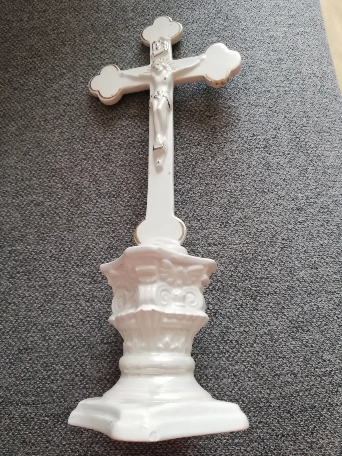 Stary stojący krucyfiks porcelanowy 28 cm – złocenia, XX wiek