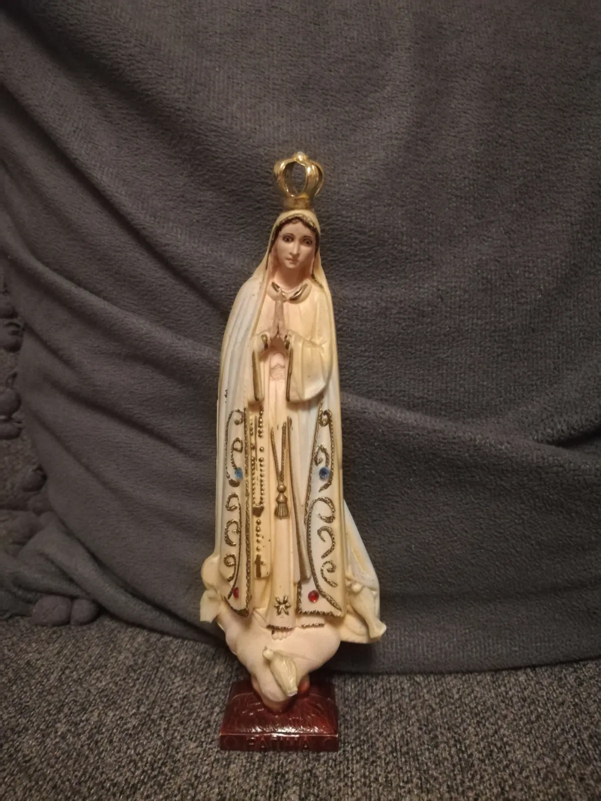 Matka Boża Fatimska figurka 17 cm – korona, gołębie, złocenia