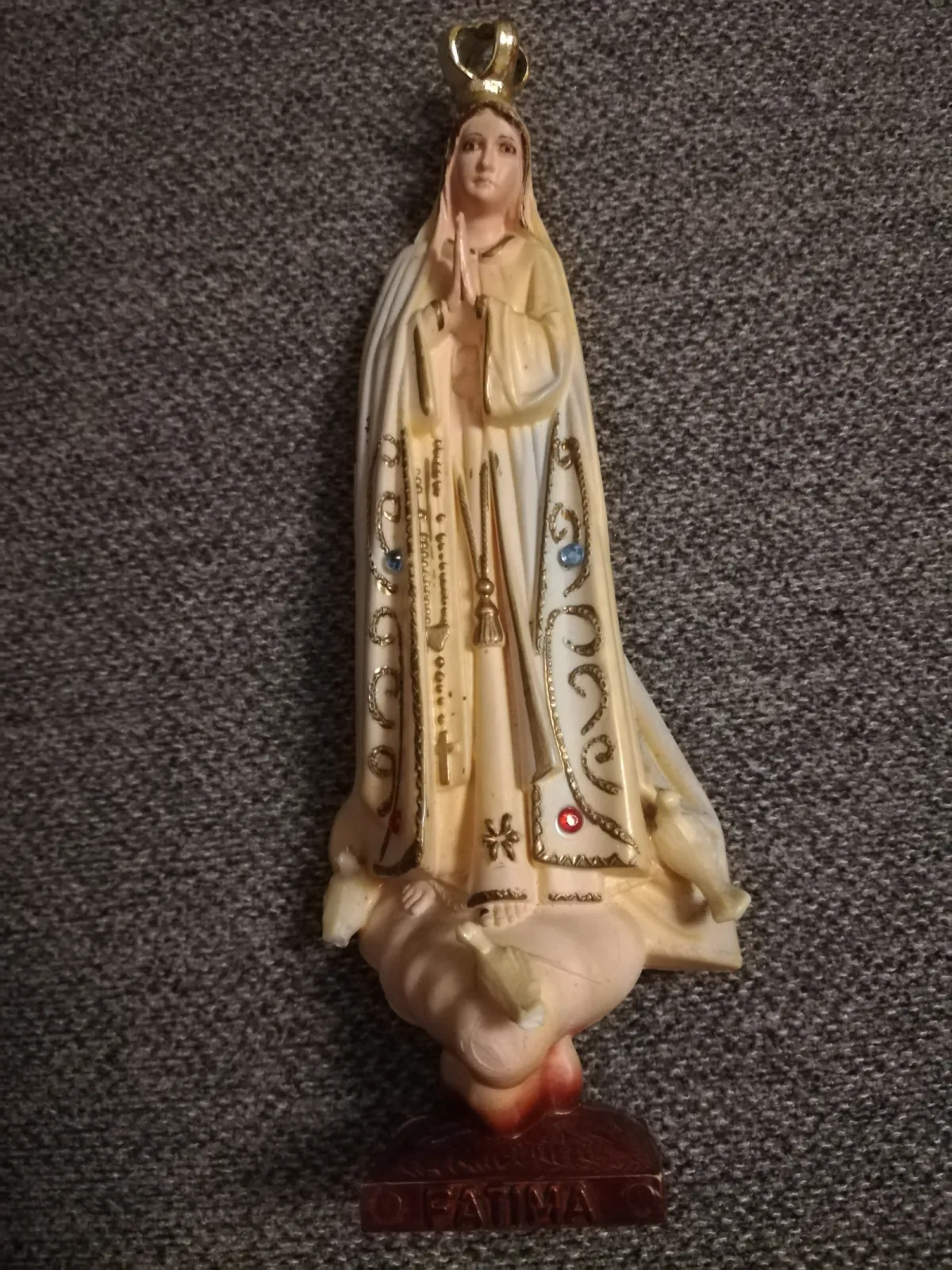Matka Boża Fatimska figurka 17 cm – korona, gołębie, złocenia