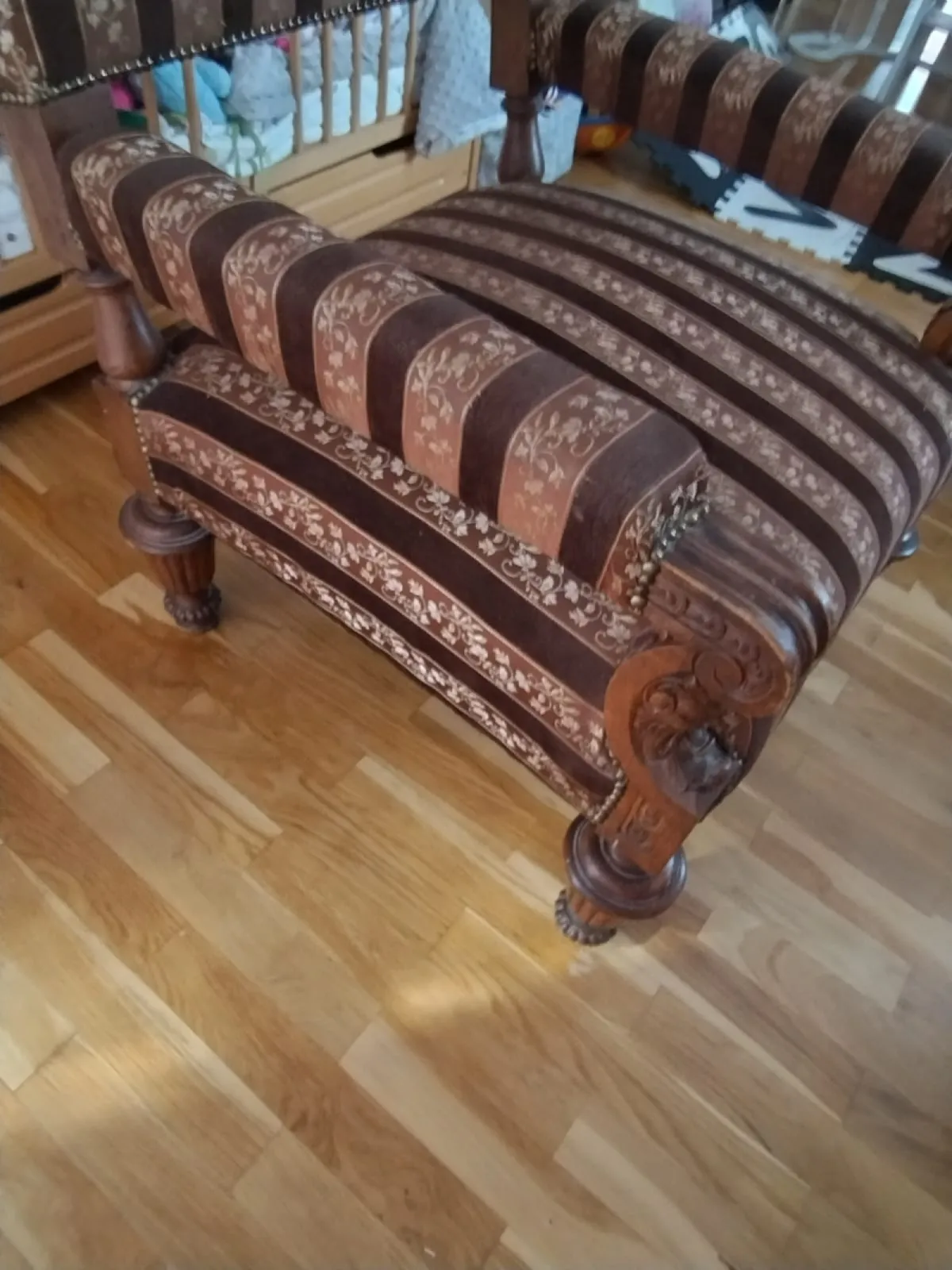 Fotel rzeźbiony w stylu antycznym