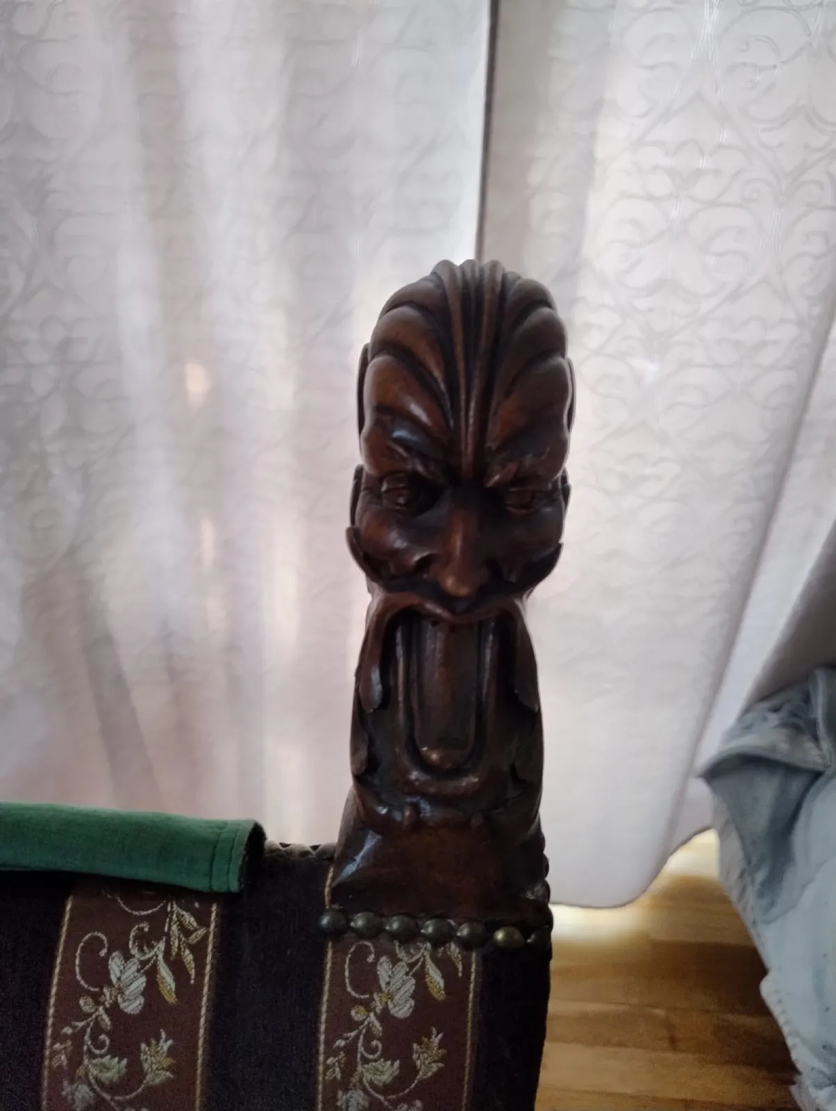 Fotel rzeźbiony w stylu antycznym