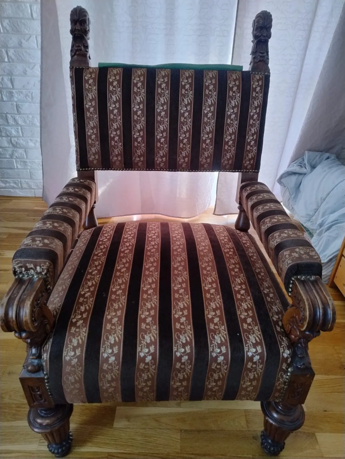 Fotel rzeźbiony w stylu antycznym