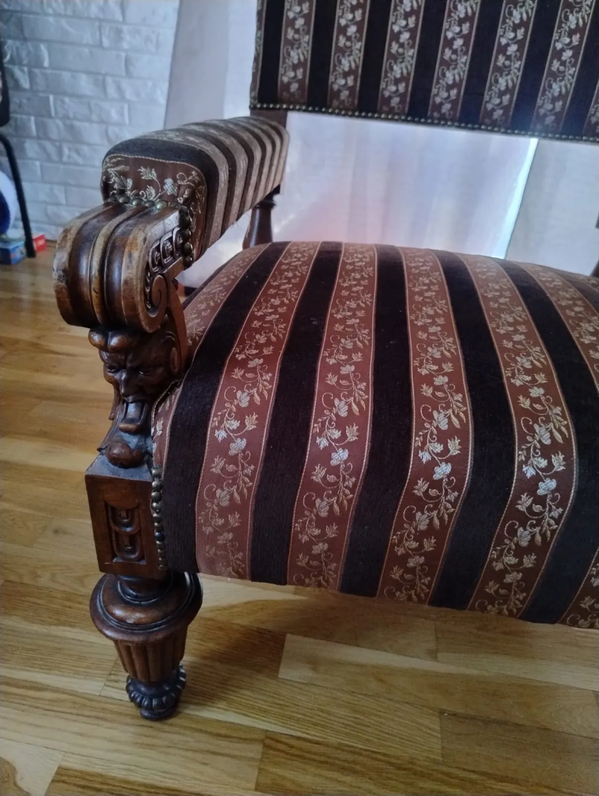 Fotel rzeźbiony w stylu antycznym