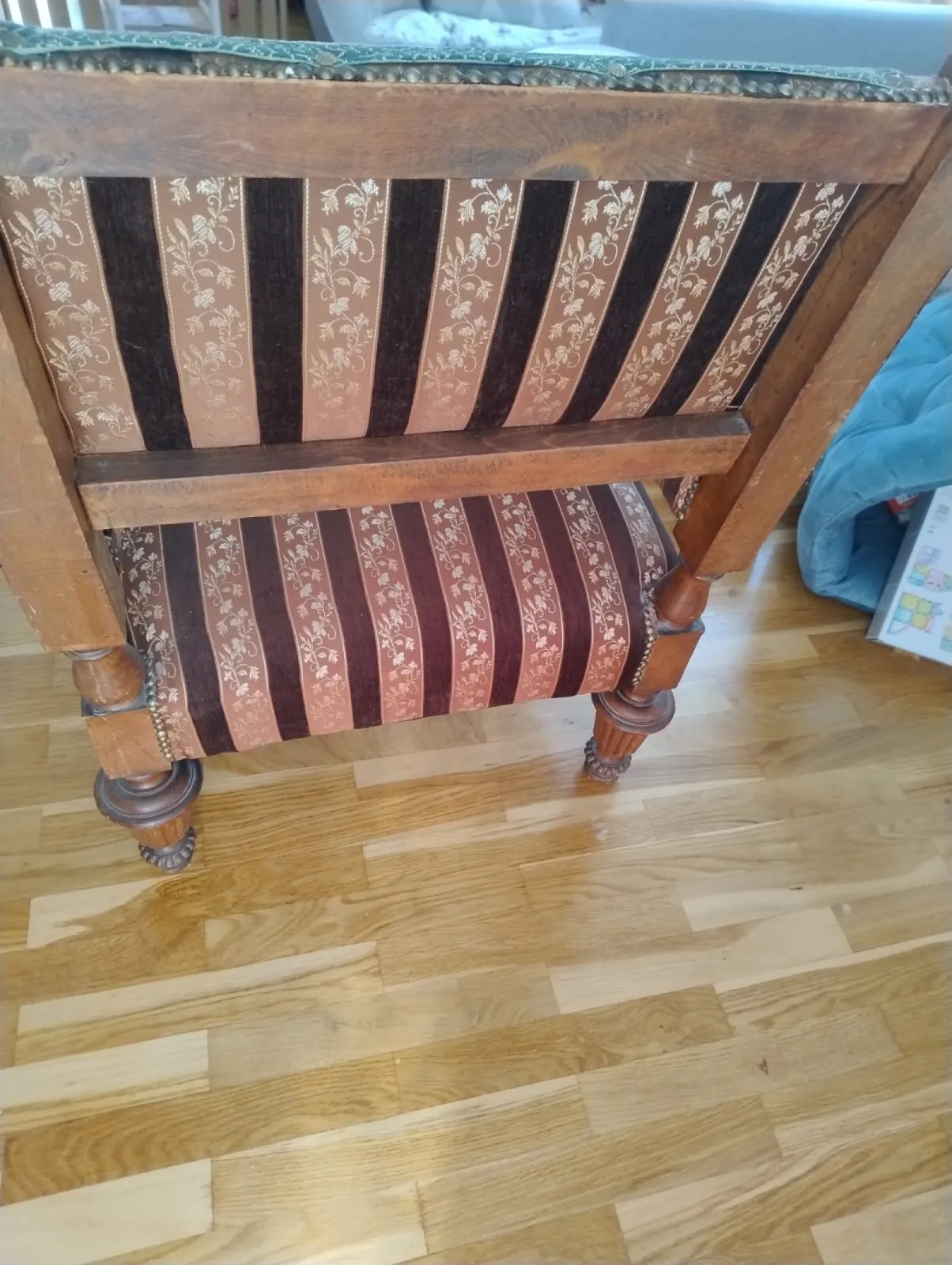 Fotel rzeźbiony w stylu antycznym