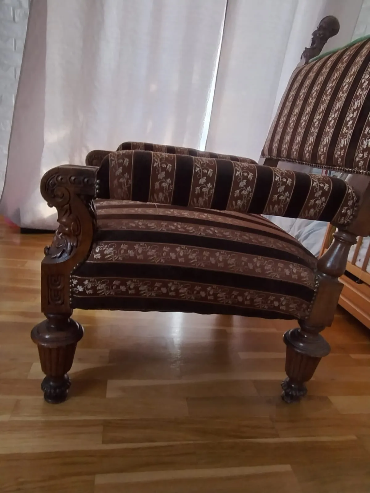 Fotel rzeźbiony w stylu antycznym