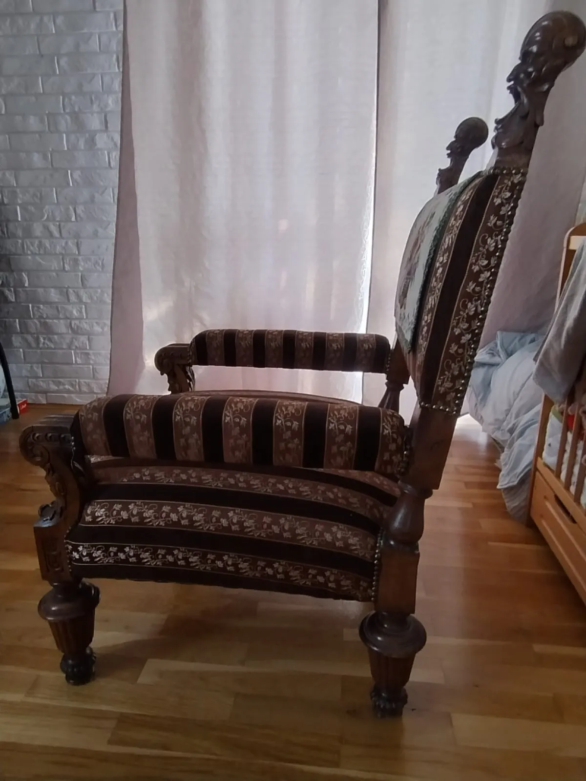 Fotel rzeźbiony w stylu antycznym