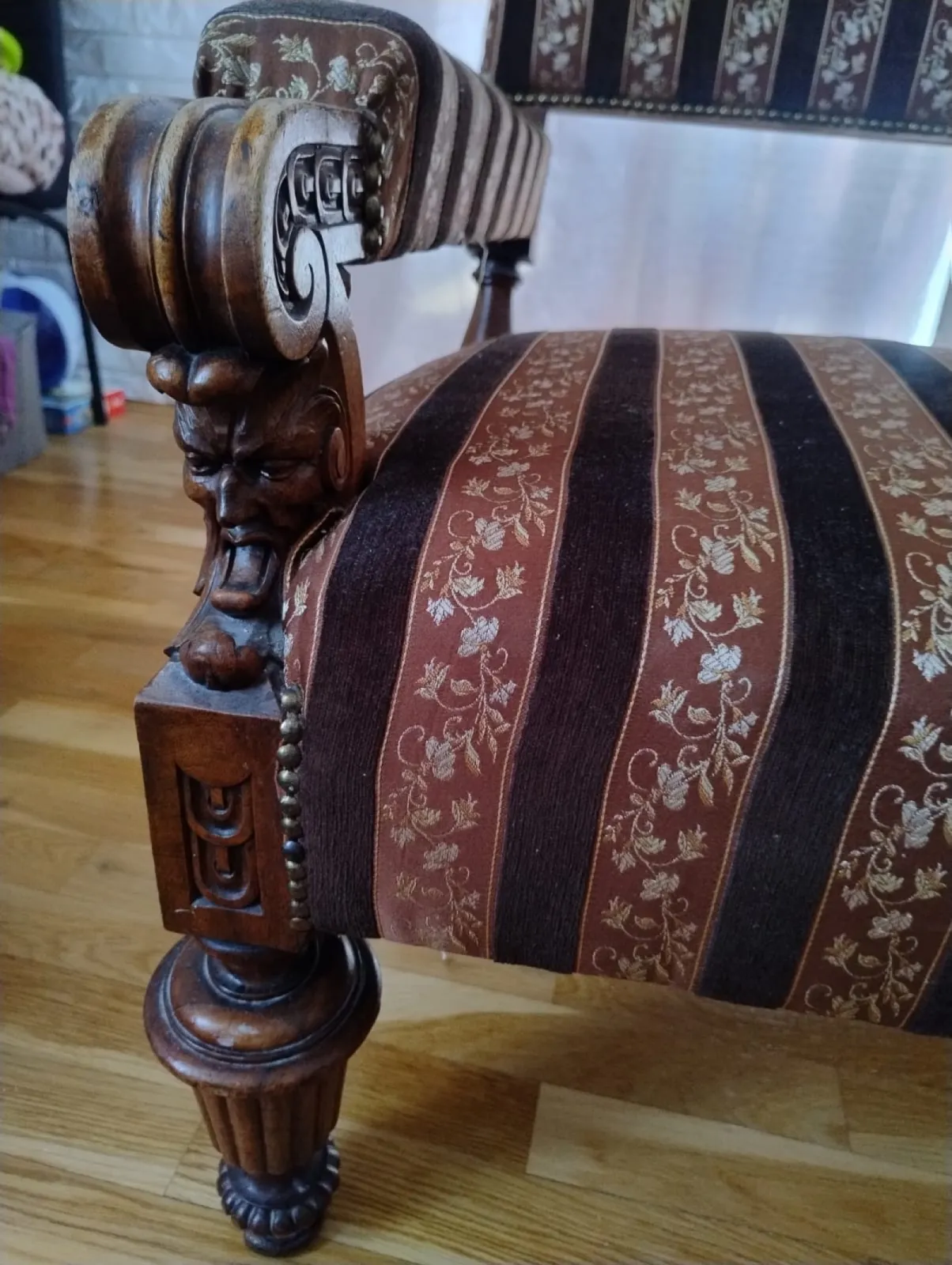 Fotel rzeźbiony w stylu antycznym